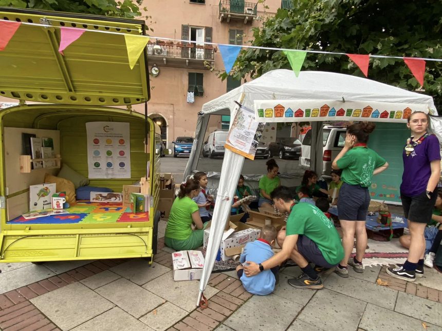 A Genova i compleanni si “mettono in piazza”